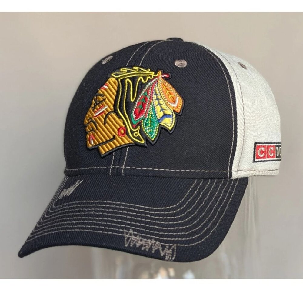 ORIGINAL 6 Chicago Blackhawks CCM NHL Fitted Cap Black and White Size S/M